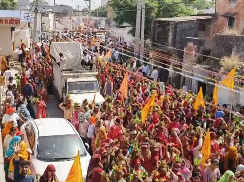 महिलाओं ने पूरे गांव में विशाल शोभायात्रा और कलश यात्रा निकाली।