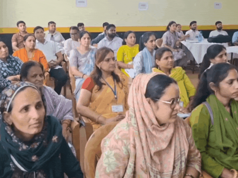 प्रगणक ट्रेनिंग लेते हुए