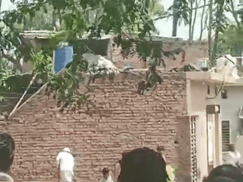 एक-दूसरे के ऊपर पत्थर फेंकते दोनों पक्ष के लोग।