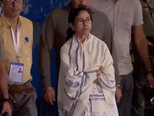 CM ममता रात करीब 8 बजे कोलकाता के सखावत मेमोरियल स्कूल पहुंचीं। यह भवानीपुर विधानसभा क्षेत्र का मतगणना केंद्र है। - Dainik Bhaskar
