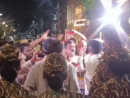 नारेबाजी और हंगामे के बीच भाजपा कार्यकर्ताओं ने बंगाल पुलिस पर लाठीचार्ज का आरोप लगाया।