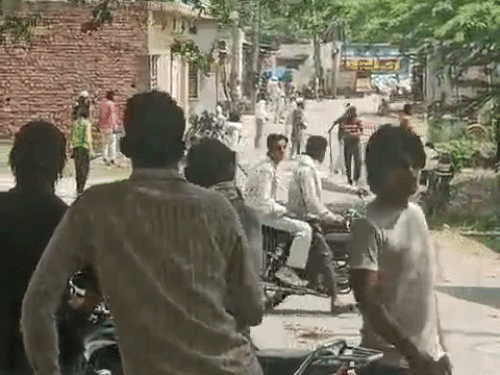 बच्चों ने भी पत्थर उठाकर दूसरे पक्ष पर हमला किया।
