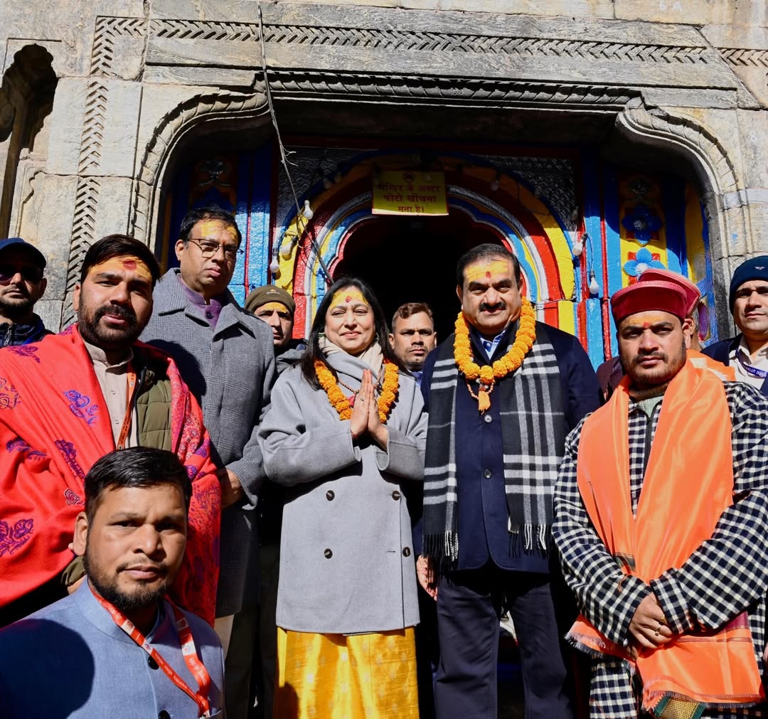 બદ્રીનાથ-કેદારનાથ મંદિર સમિતિના સભ્યો સાથે ફોટો પડાવતા ગૌતમ અદાણી.