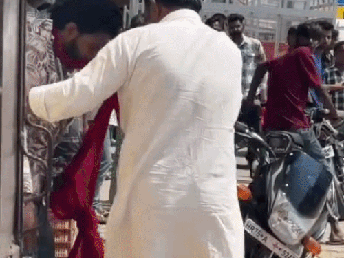 घटनास्थल पर लोगों की भीड़ लग गई।