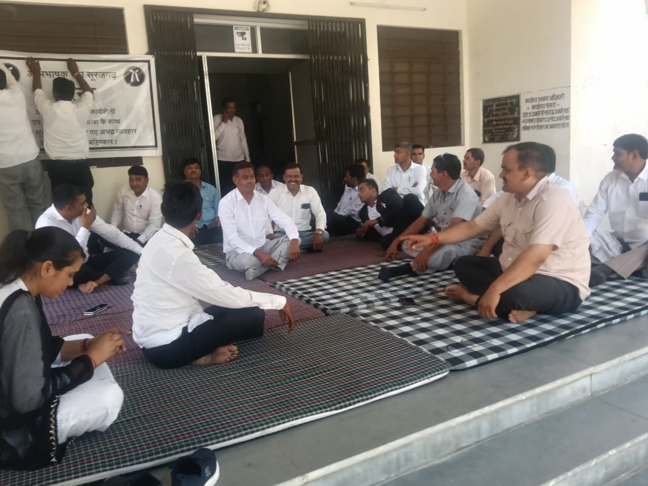 वकील अपनी मांगों को लेकर मार्च से हड़ताल पर हैं