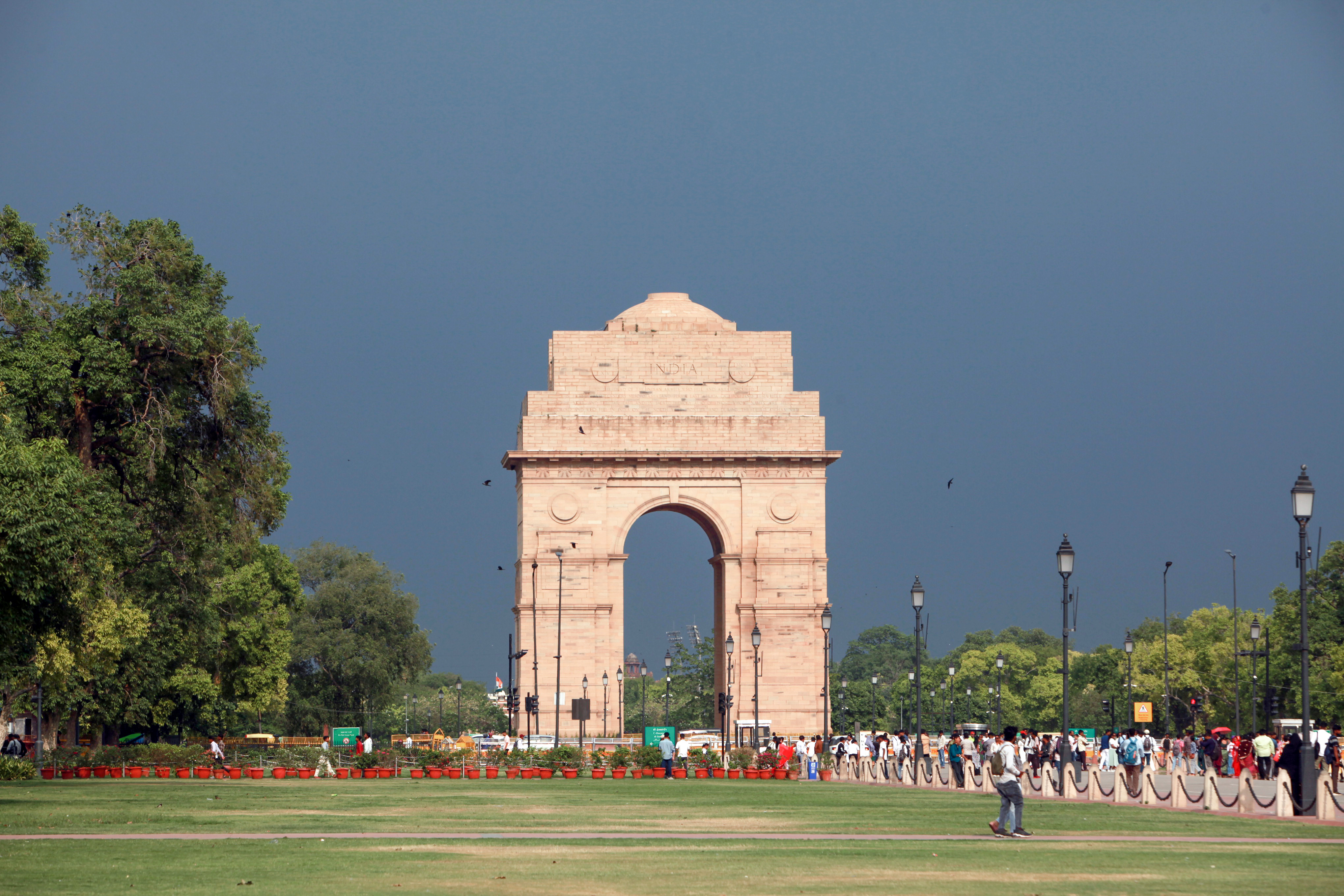नई दिल्ली में भी दोपहर बाद काले बादल घिर आए। तेज हवाओं और बारिश से तापमान में गिरावट देखी गई।