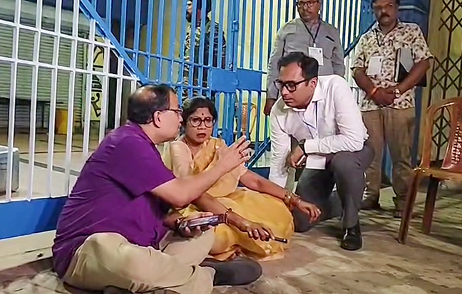 कुणाल घोष और शशि पांजा को चुनाव आयोग के अफसरों ने समझाया, लेकिन वह नहीं माने करीब 9 बजे तक धरने पर बैठे रहे।