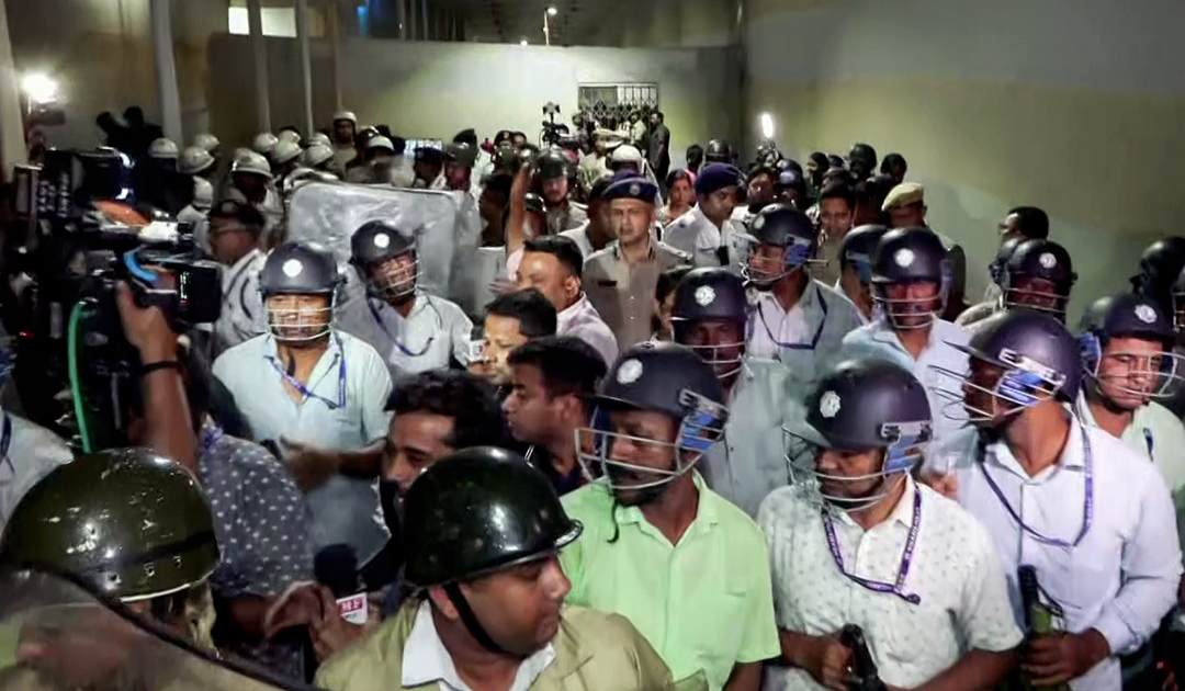 टीएमसी कार्यकर्ता के बाद भाजपा कार्यकर्ता भी पहुंच गए। भीड़ को देखते हुए सुरक्षा बलों ने मोर्चा संभाला और लोगों को रोका।