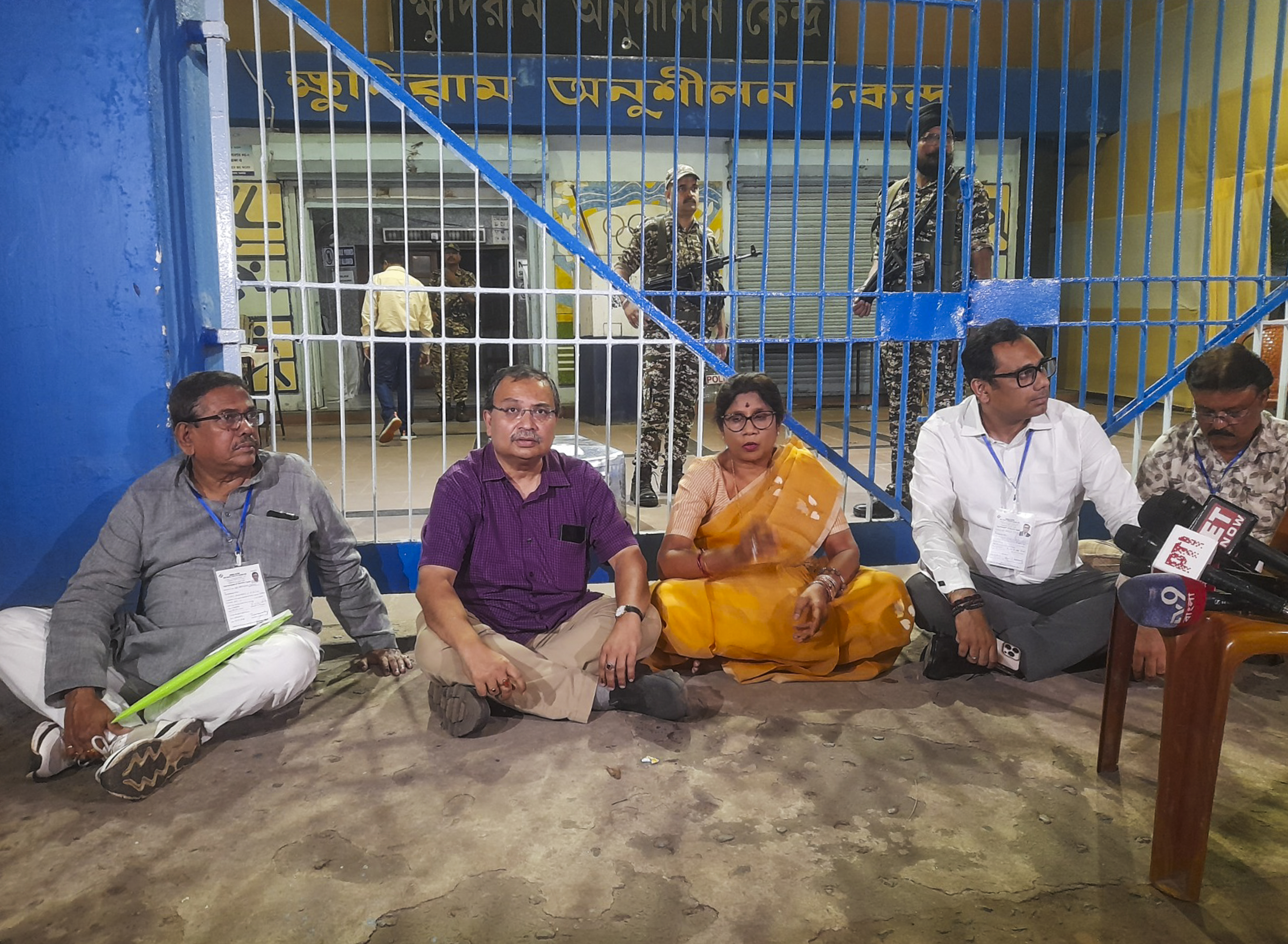 टीएमसी उम्मीदवार कुणाल घोष (बाएं से दूसरे), शशि पांजा (बीच में) और टीएमसी कार्यकर्ताओं ने खुदीराम अनुशीलन केंद्र स्थित स्ट्रॉन्ग रूम के बाहर धरने पर बैठे।