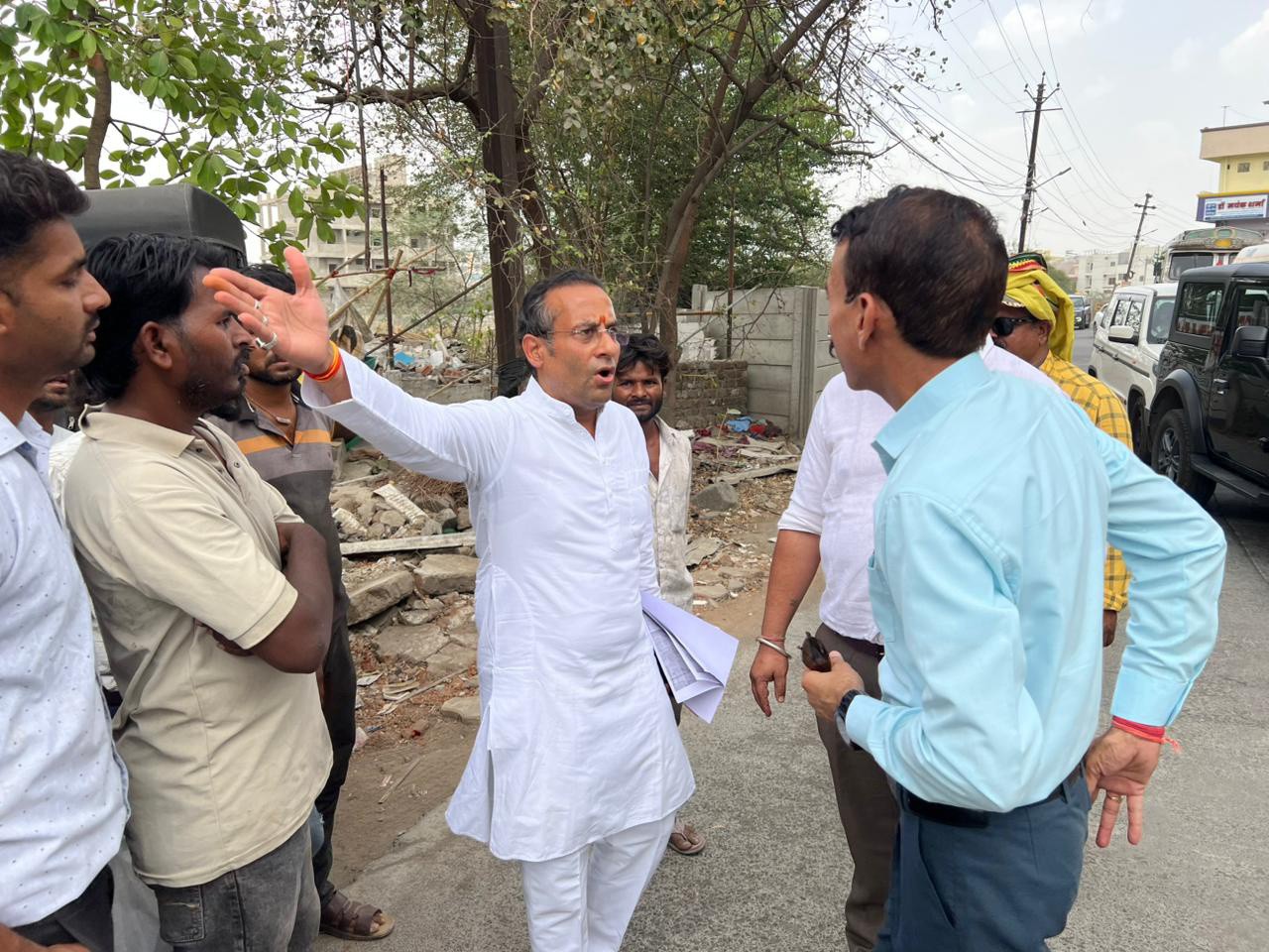 परिवारों को हटाने का लगातार विरोध किया जा रहा है।