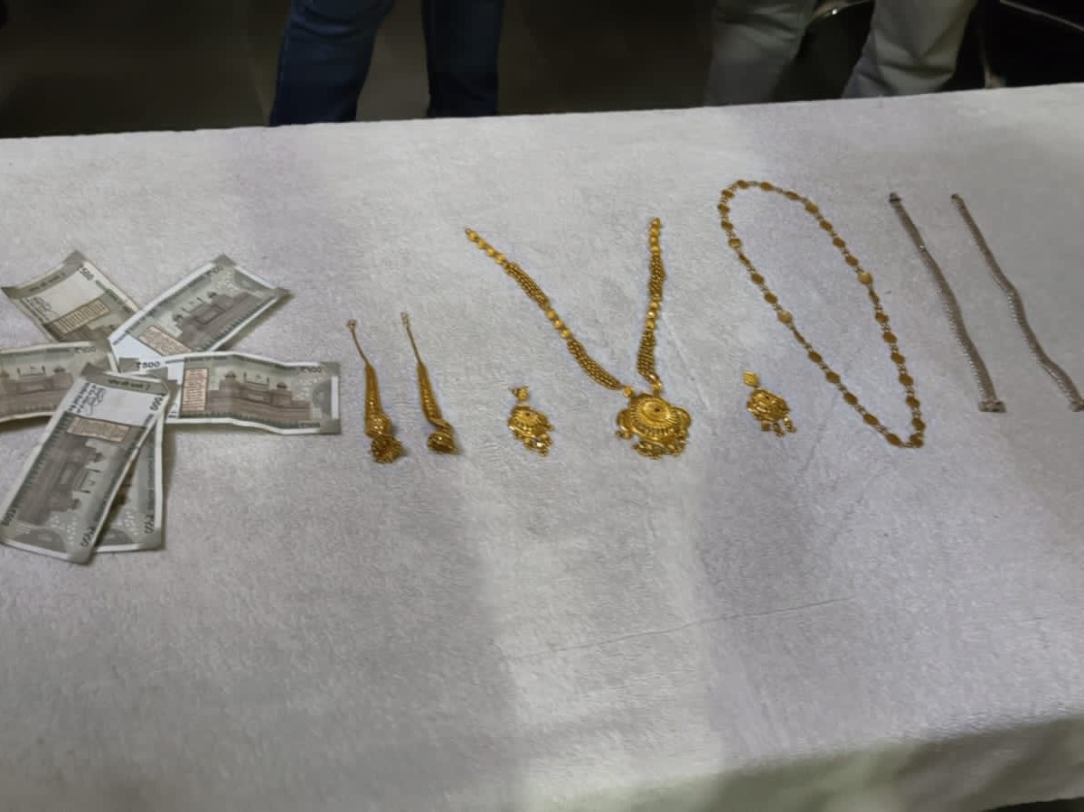 पुलिस ने चोरों से नगद और सोने के गहने बरामद किये हैं।