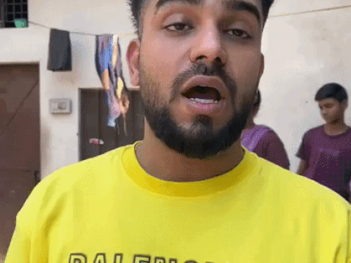 मामले की जानकारी देता पीड़ित। -