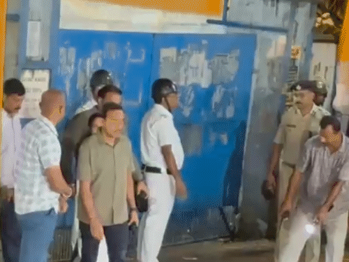 ममता करीब 4 घंटे सखावत मेमोरियल स्कूल में स्ट्रॉन्ग रूम के अंदर रहने के बाद बाहर निकलीं।