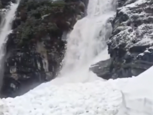 हिमाचल के चंबा स्थित चुराह में ग्लेशियर टूटकर अचानक सड़क पर आ गया।