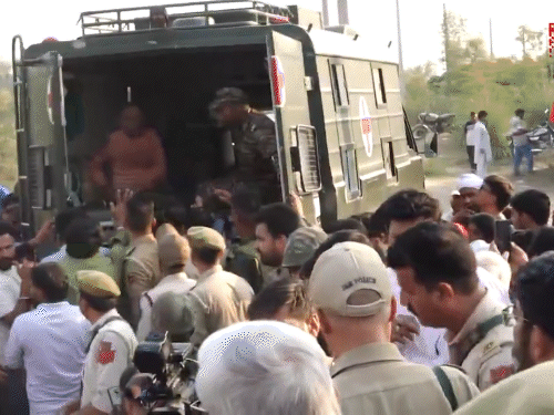 सेना और पुलिस लोगों के रेस्क्यू में लगे।