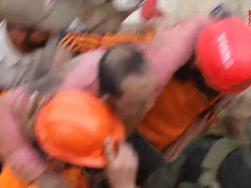 एक घायल को पुलिस ने रेस्क्यू किया।