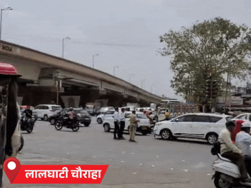लालघाटी चौराहे में पुलिस के सामने लोग ट्रैफिक नियम तोड़ते दिखाई दे रहे हें।