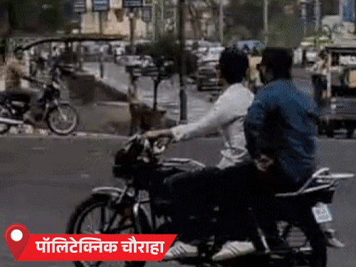 पॉलिटेक्निक चौराहे पर ट्रैफिक पुलिस के जवान खड़े नजर आए लेकिन लोग बिना हेलमेट धड़ल्ले से निकलते रहे।