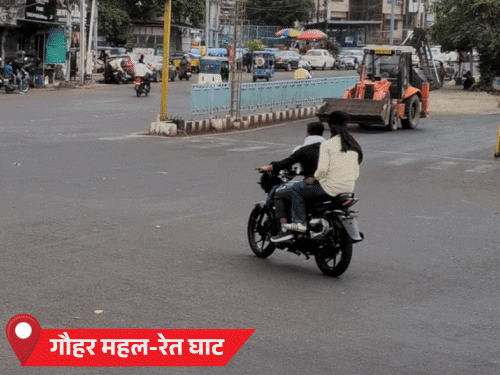VIP रोड स्थित रेत घाटी चौराहे पर पुलिस यात्री शेड में आराम करती दिखी, लोग रेड सिग्नल तोड़कर निकलते जा रहे थे।