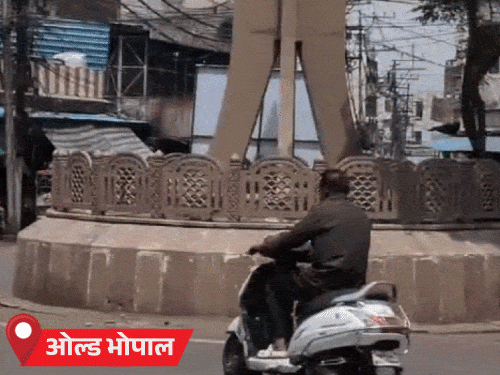 ओल्ड भोपाल का बुधवारा चौराहा जहां लोग बिना हेलमेट के दोपहिया वाहन चलाते दिखे।