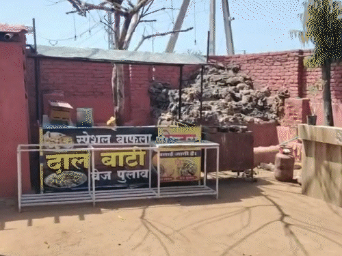 यहां दाल-बाटी, पनीर रखा का रखा रह गया।