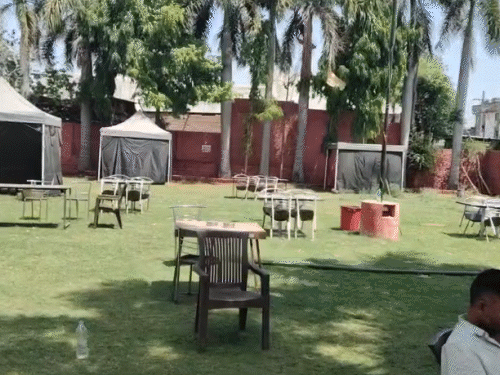 तस्वीर, वाटिका की है। जिसे जसन भाई के बर्थडे के लिए बुक किया गया था। यहां कुर्सियां सजी की सजी रह गई।