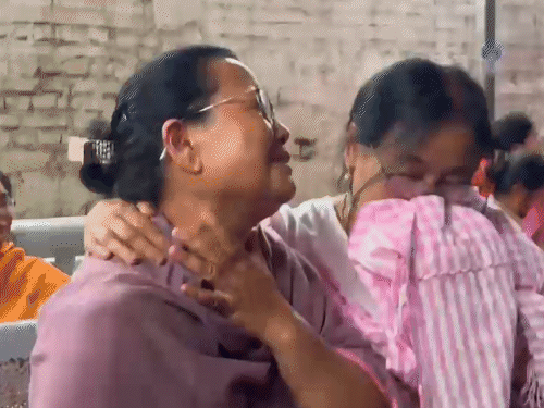 मृत बच्चों की दादी और उनकी बहन। घटना के बाद से पूरा परिवार सदमे में है।