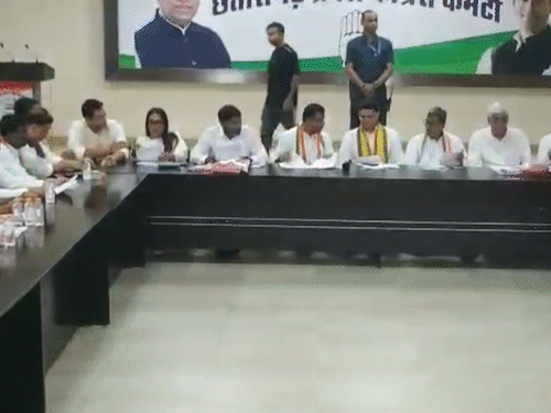 कांग्रेस के छत्तीसगढ़ प्रदेश प्रभारी सचिन पायलट ने शुक्रवार को राजीव भवन में विधायकों के साथ बैठक की।