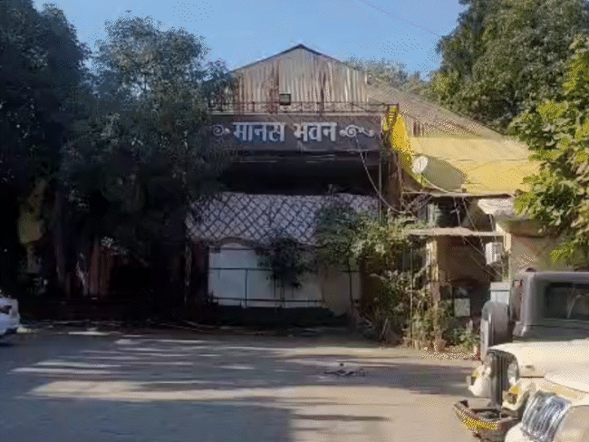 भोपाल का मानस भवन। इसके पीछे हैं झुग्गियां।
