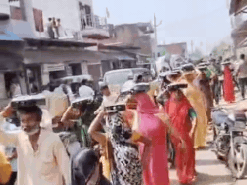 घरों पर लगे स्मार्ट मीटर को महिलाओं ने उखाड़ लिया। फिर सिर पर लेकर बिजली विभाग तक पहुंचीं। वहां फेंक दिया।