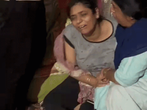 हत्या के बाद घर के बाहर विलाप करती सोनिया की बहन।