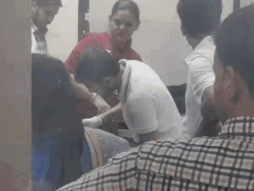 घायलों का इलाज करते हुए डॉक्टरों की टीम।