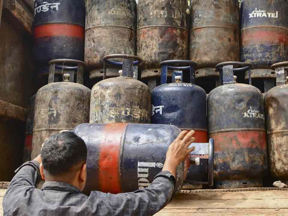 आज से कॉमर्शियल गैस सिलेंडर 993 रुपए महंगा:  ऑनलाइन गेमिंग के लिए नए नियम भी लागू; मई में होने वाले 4 बड़े बदलाव