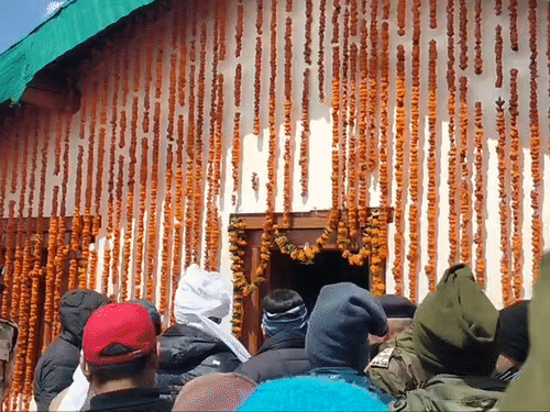 कपाट खुलने के समय मौके पर मौजूद आईटीबीपी के जवान।