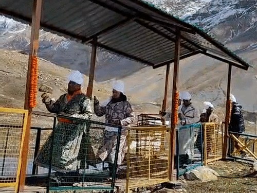 कपाट खोलने के लिए मंदिर की तरफ बढ़ते पुजारी।
