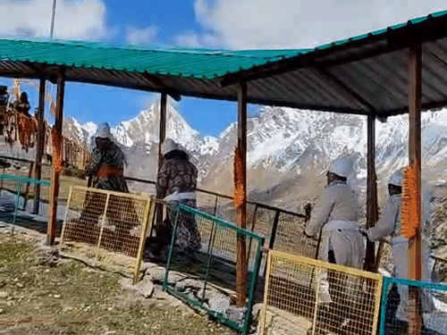 माइनस 1 डिग्री तापमान में खुले शिव पार्वती मंदिर के कपाट।