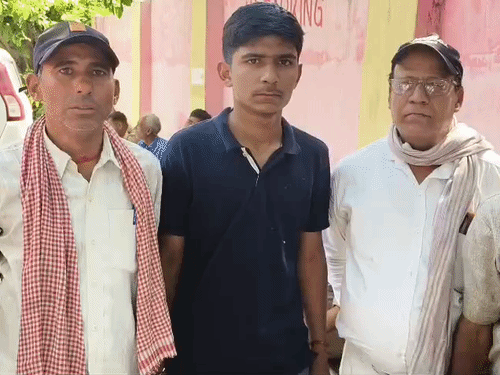 विनोद मिश्रा के परिवार के लोग कन्नौज से कानपुर पोस्टमॉर्टम हाउस पहुंचे।