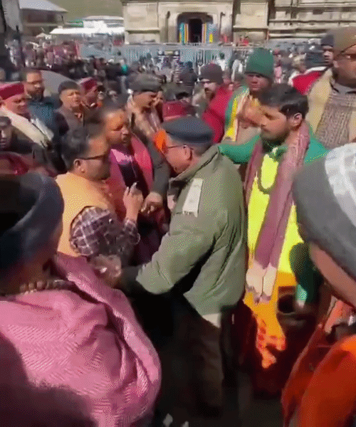 VIP દર્શનનો વિરોધ કરતા સ્થાનિક પૂજારીઓ.
