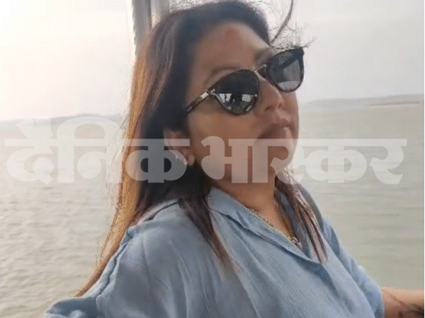 क्रूज के किनारे खड़े होकर लोग नजारों का मजा लेते दिखे।