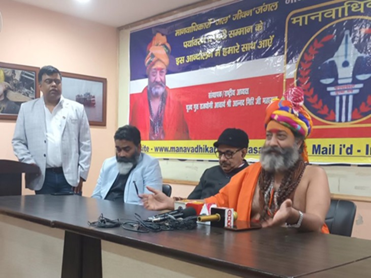पत्रकारों से बातचीत करते हुए आनंद गिरी का एक फाइल फोटो।