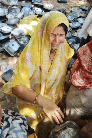 महिलाओं ने कहा- स्मार्ट मीटर उन्हें बर्दाश्त नहीं हैं। स्मार्ट मीटरों की व्यवस्था को तत्काल प्रभाव से रोका जाए।
