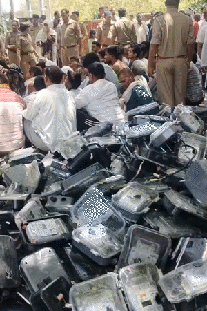 इसके बाद महिलाएं और ग्रामीण धरने पर बैठ गए। पुलिस कर्मियों ने उन्हें समझाकर शांत कराया।
