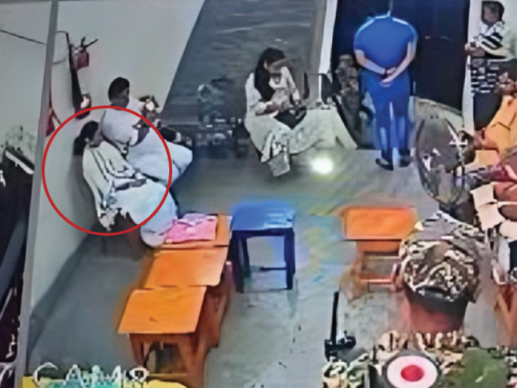 भाजप नेते सुवेंदु अधिकारी यांनी सोशल मीडियावर सखावत मेमोरियल स्कूलमध्ये बनवलेल्या स्ट्रॉंग रूमचा फोटो टाकला. सांगितले की जोपर्यंत ममता तिथे होत्या, तोपर्यंत भाजपचे एजंटही त्यांच्यासोबत उपस्थित होते.
