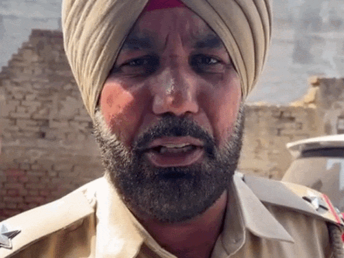 घटनास्थल पर पहुंची पुलिस।