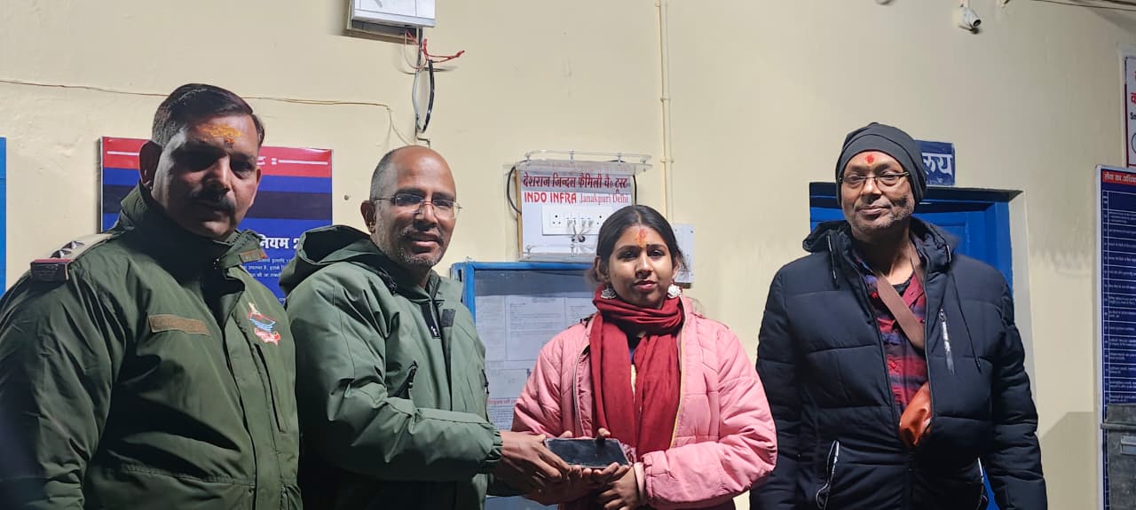 मोबाइल मिलते ही पिता-पुत्री भावुक हो गए और उत्तराखंड पुलिस को ‘मित्र पुलिस’ बताते हुए धन्यवाद दिया।