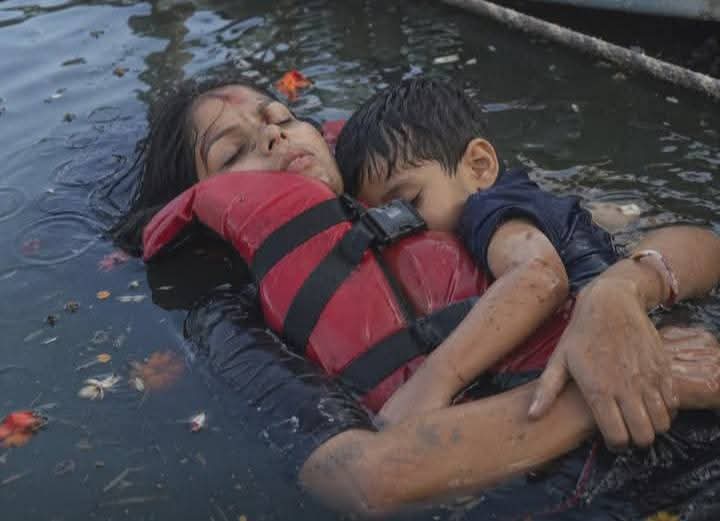 सोशल मीडिया पर मां-बेटे की एआई जनरेटेड यह तस्वीर सर्कुलेट हो रही है। लोग इस पर अपनी शोक संवेदनाएं जता रहे हैं।