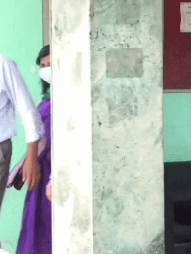 मीडिया को इशारा कर कैमरा चलाने से रोकतीं डाक्टर नताशा वर्मा।