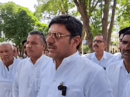 पुलिस को दी शिकायत के बारे में बताते मांगेराम गोदारा।