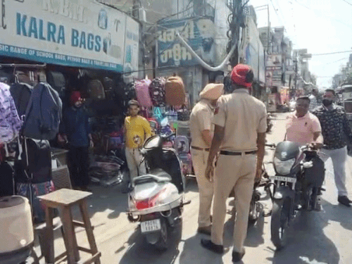 घटनास्थल पर पहुंची पुलिस।