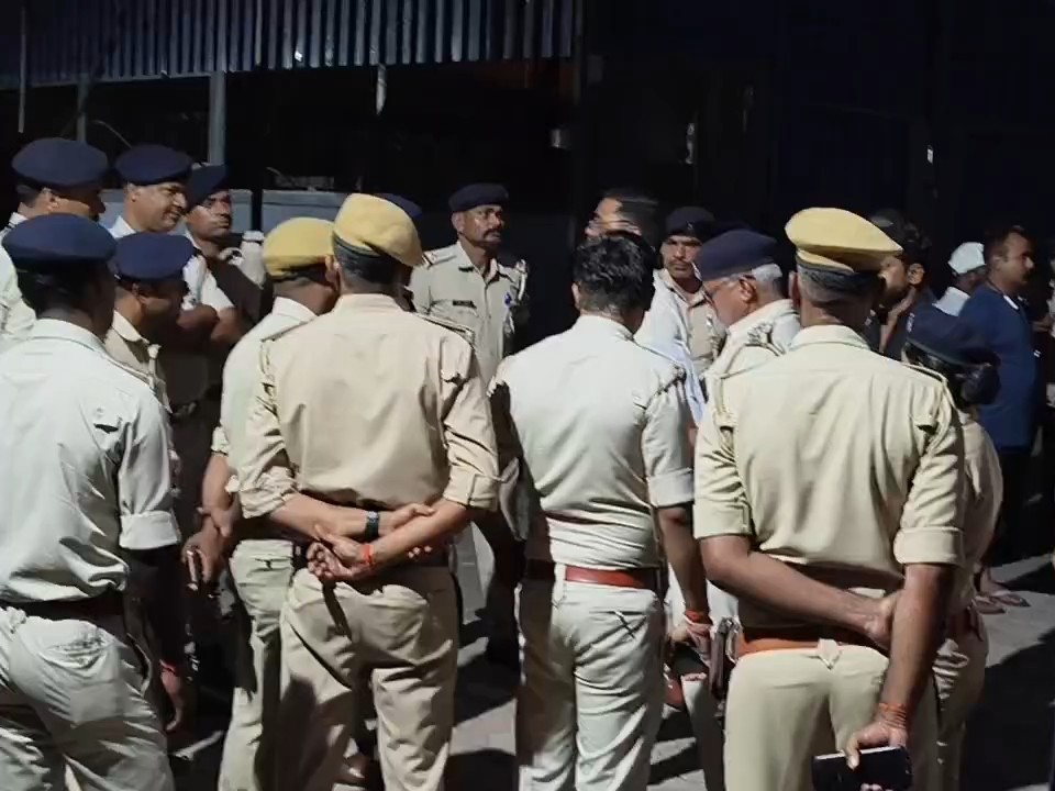 घटना के बाद मौजूद पुलिस बल।
